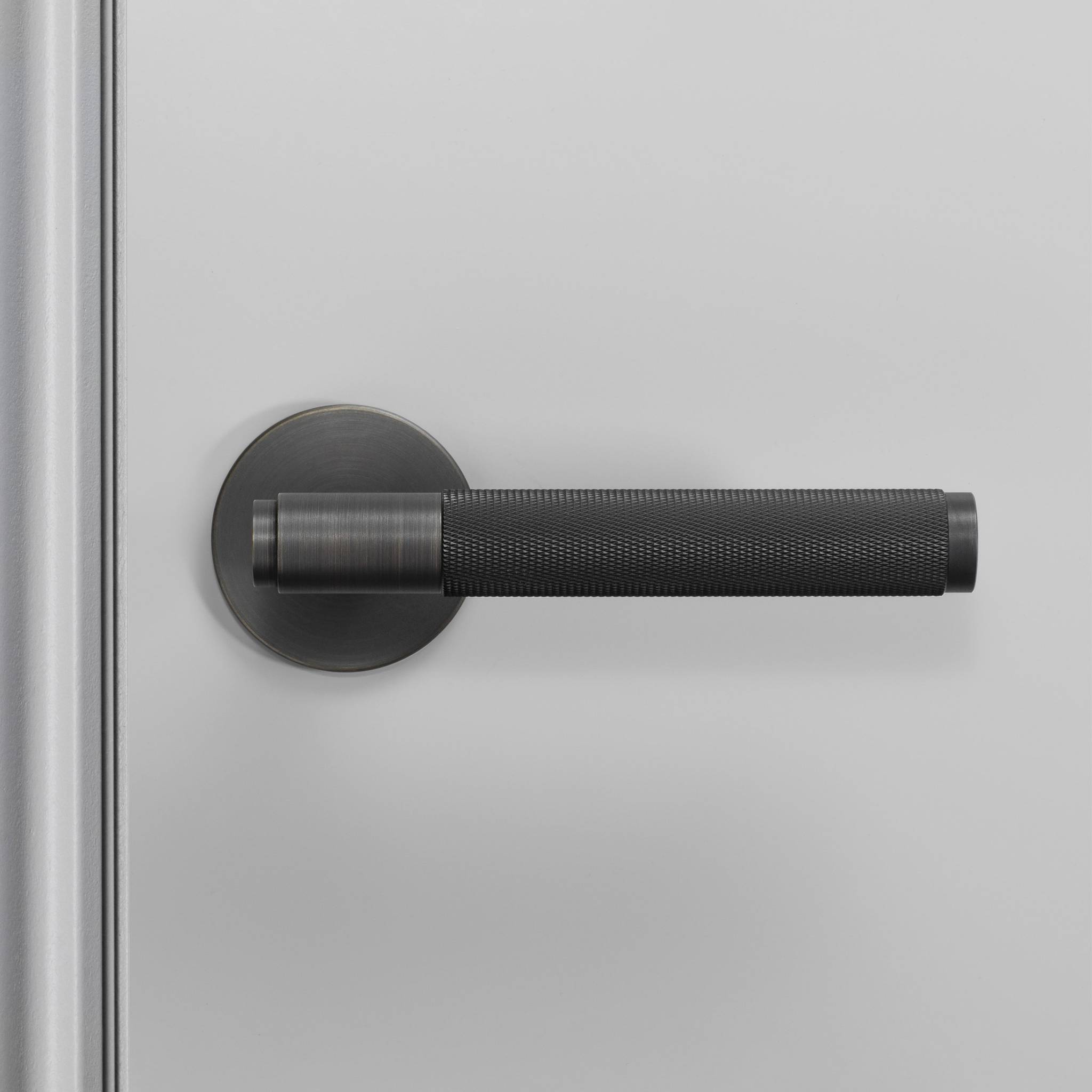 Buster + Punch Cross deurkruk op rozet (ongeveerd) smoked bronze – detailfoto knurl-patroon