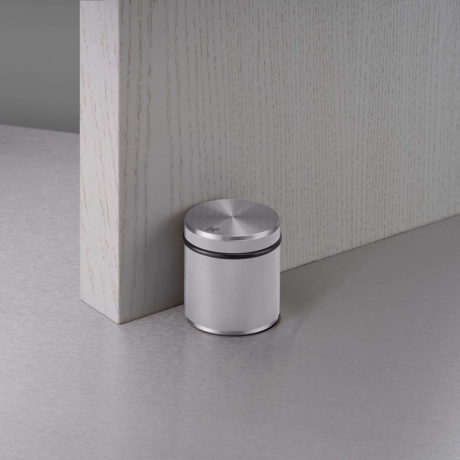 buster + punch linear | deurstopper vrijstaand | steel