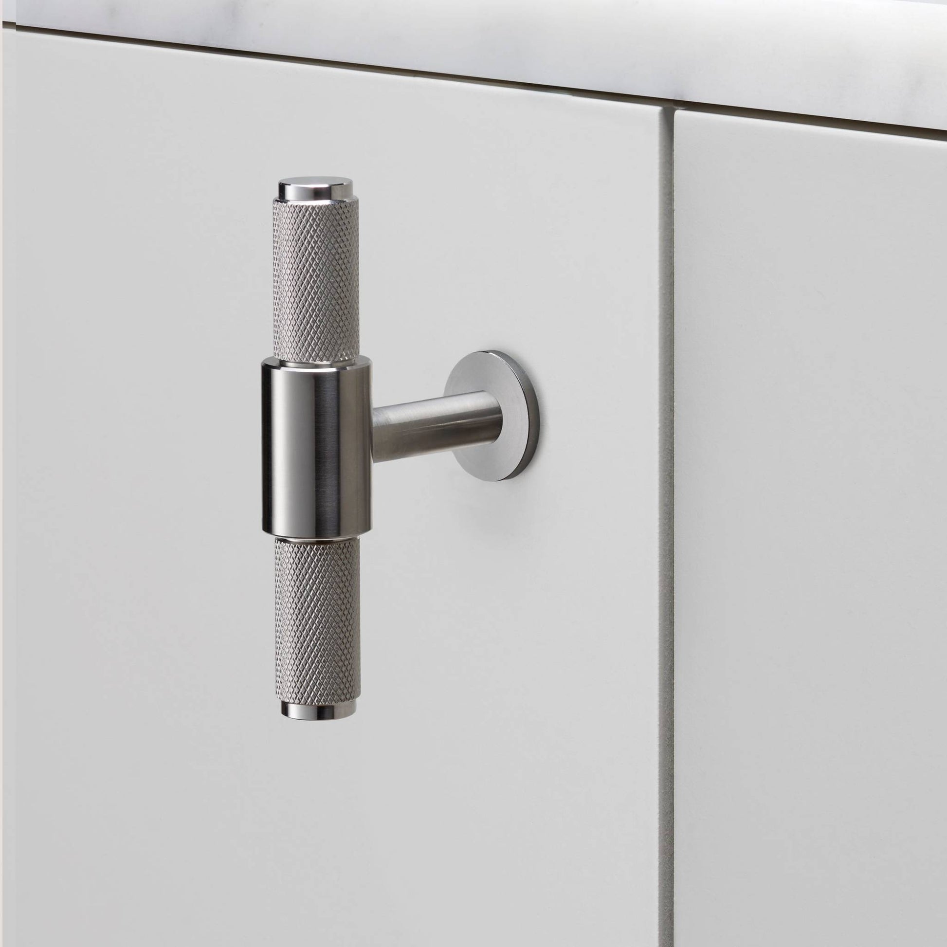 buster + punch cross | meubelgreep t-bar | steel