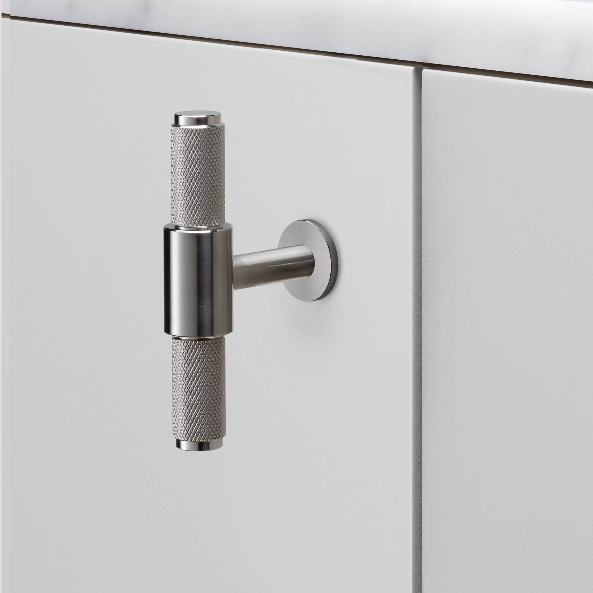 buster + punch cross | meubelgreep t-bar | steel