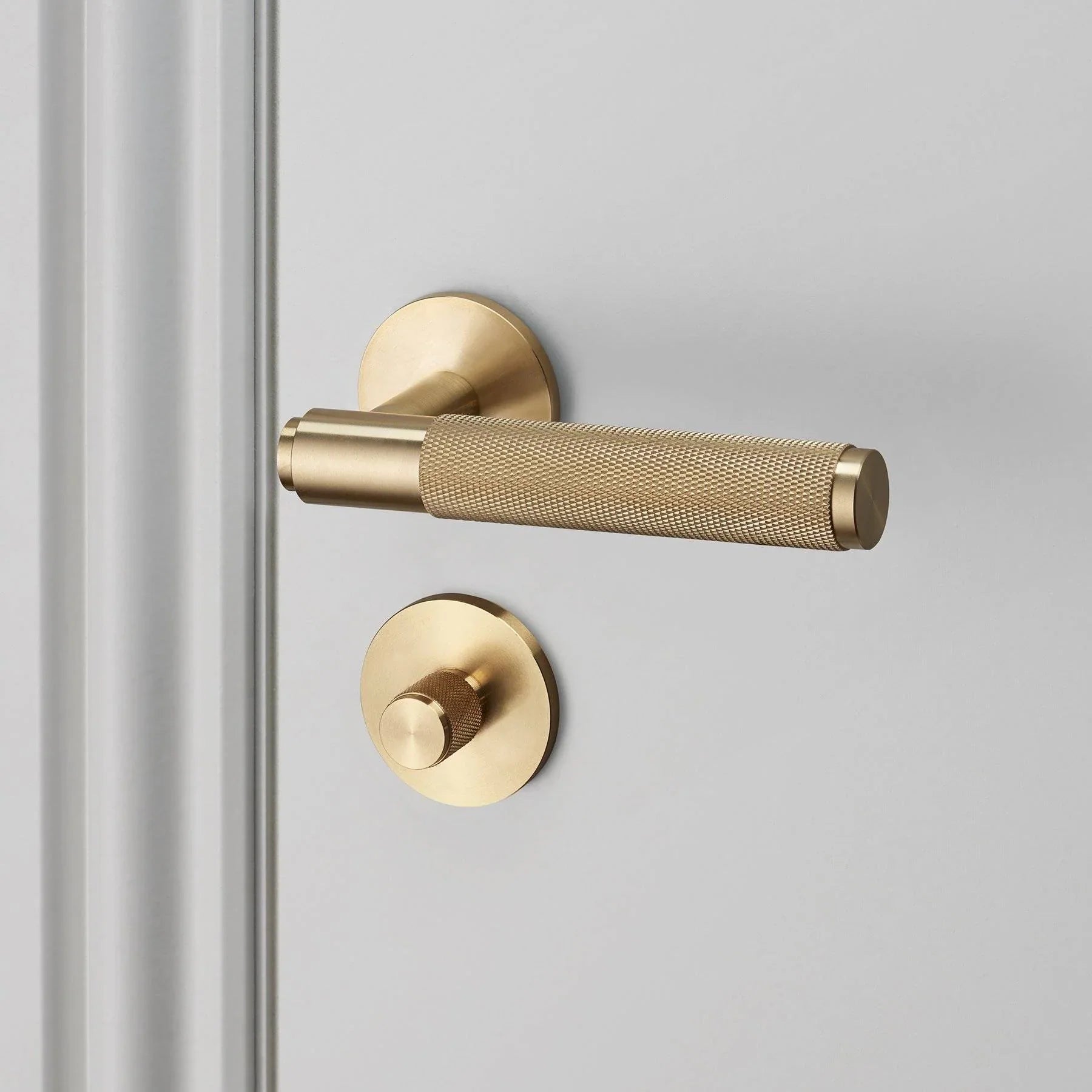 buster + punch cross | deurkruk met wc-/thumbturnslot (swe 27mm) | brass