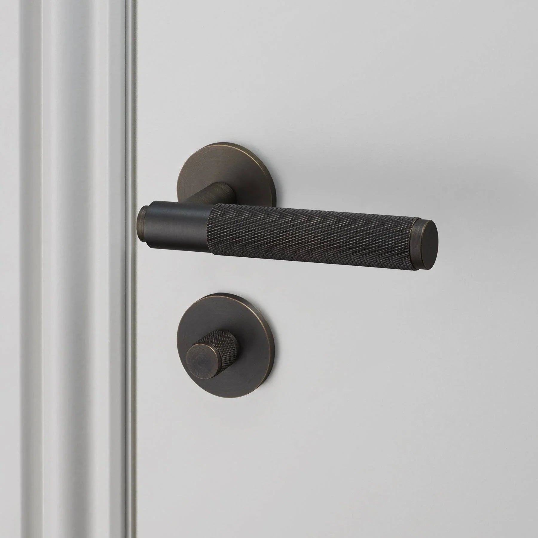 buster + punch cross | deurkruk met wc-/thumbturnslot (swe 27mm) | smoked bronze