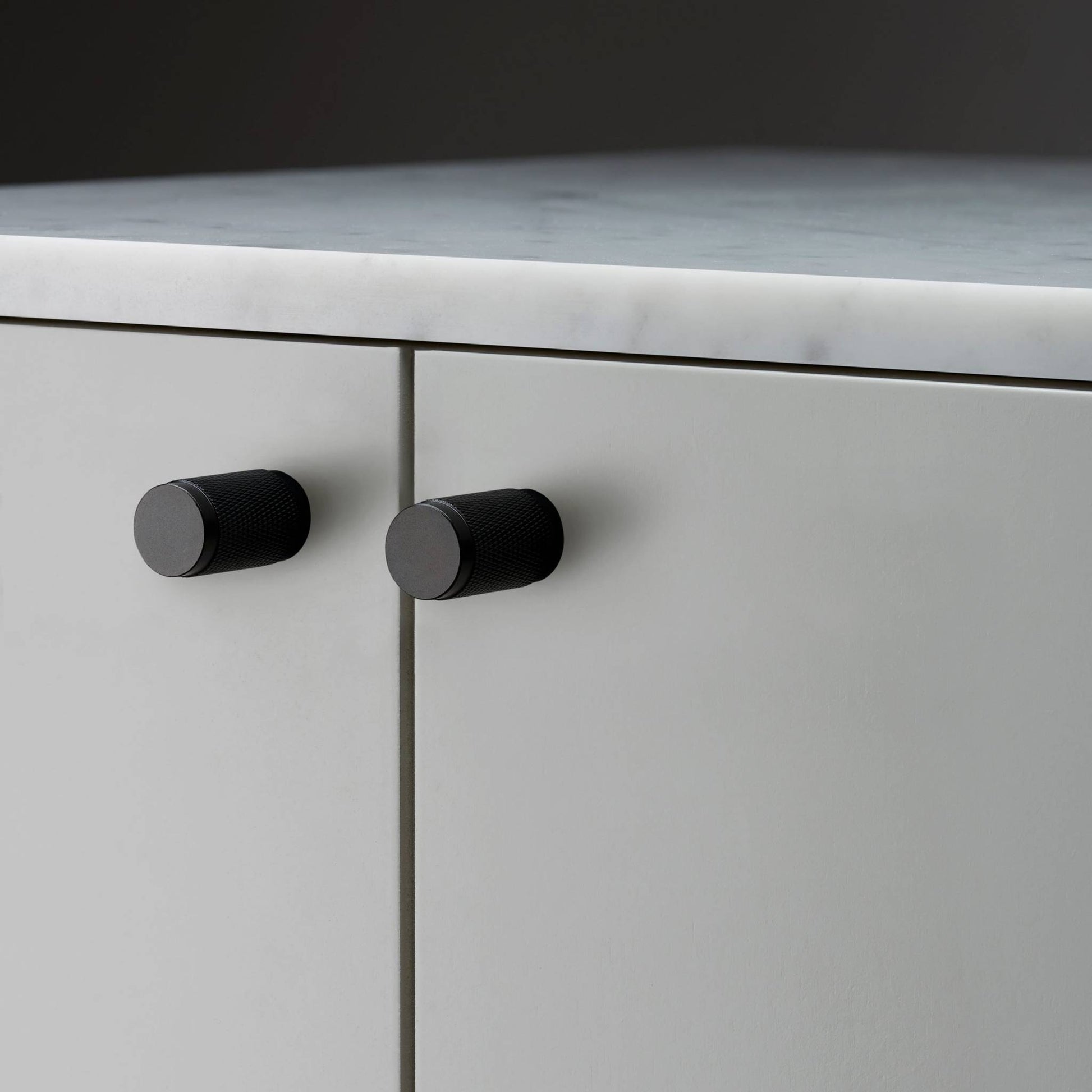buster + punch cross | meubelknop | black