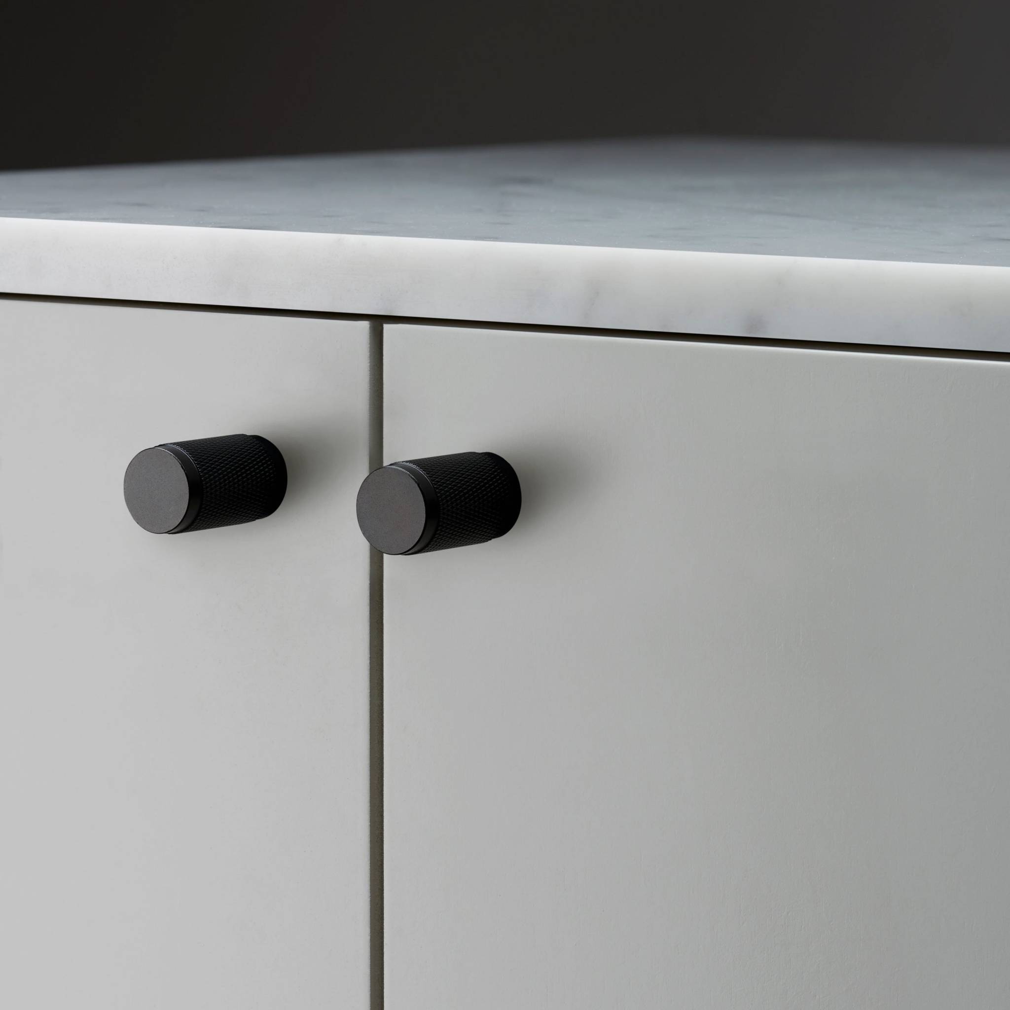 buster + punch cross | meubelknop | black