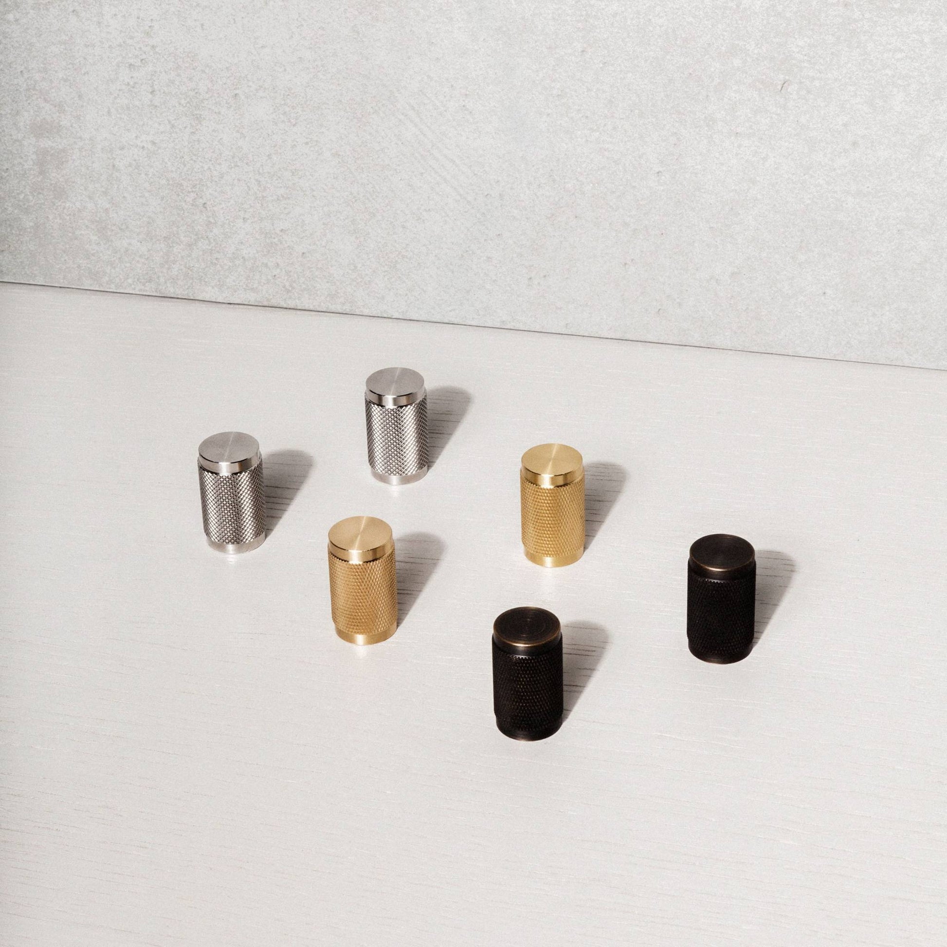 buster + punch cross | meubelknop | black