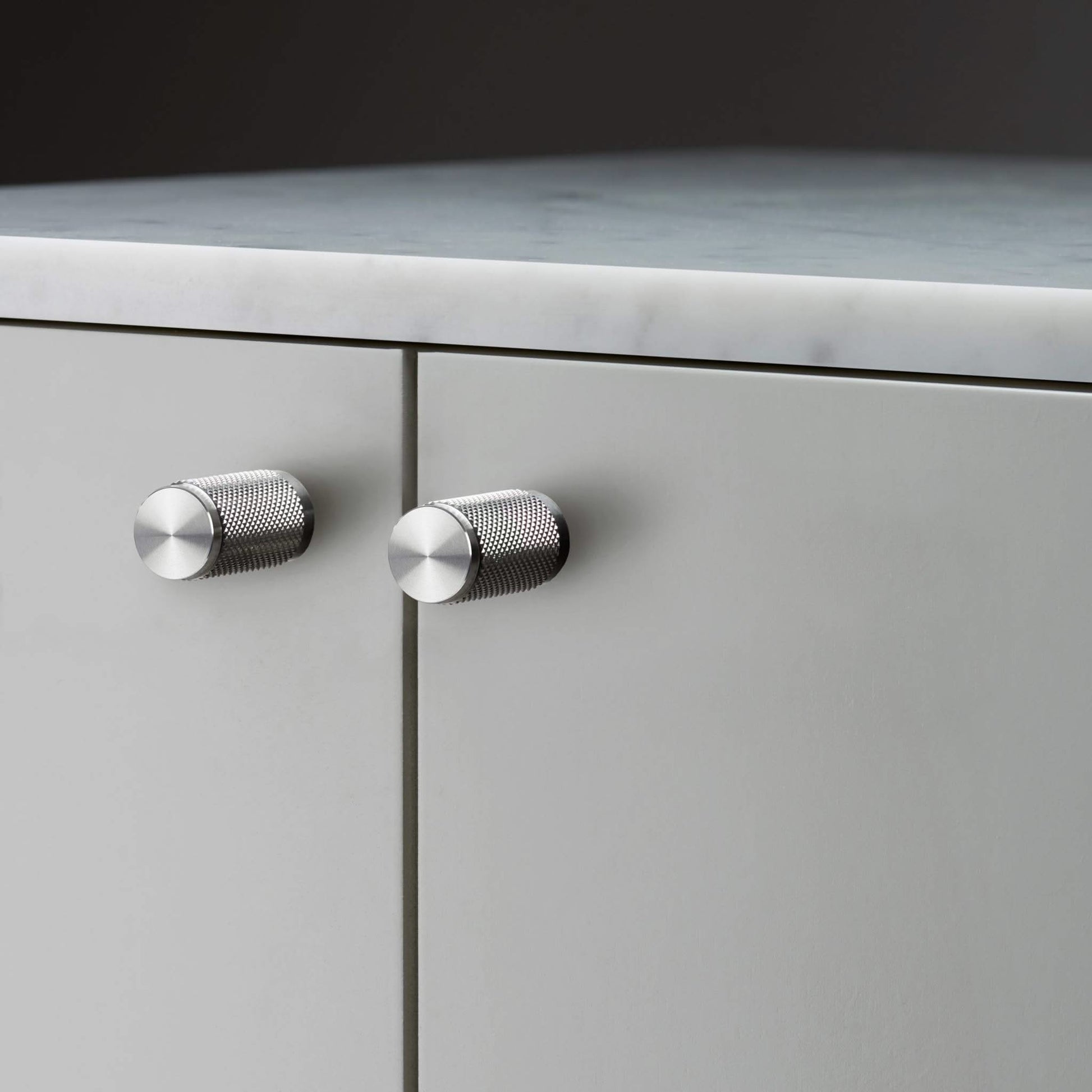 buster + punch cross | meubelknop | steel