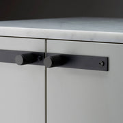 buster + punch cross | meubelknop op rozet | black