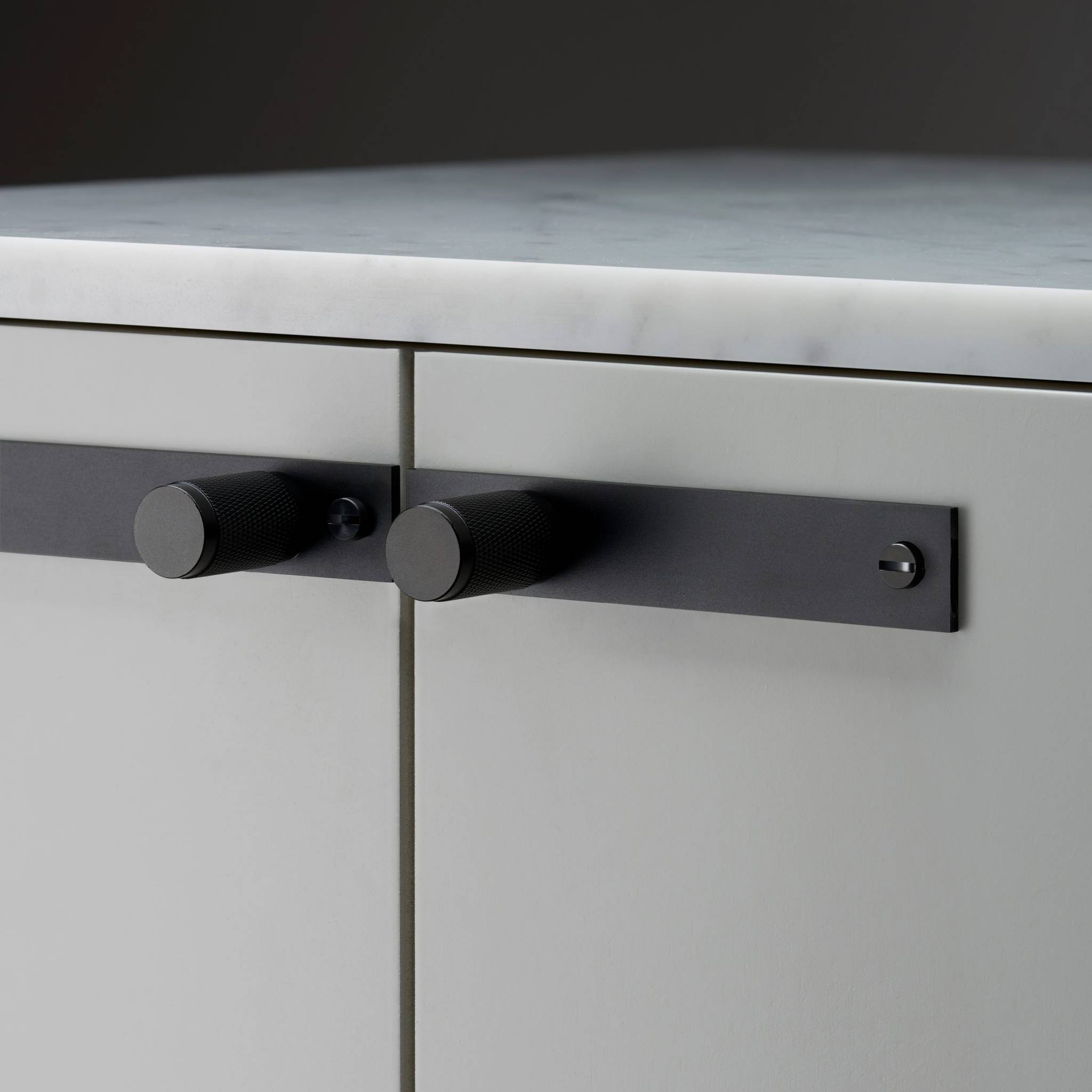 buster + punch cross | meubelknop op rozet | black