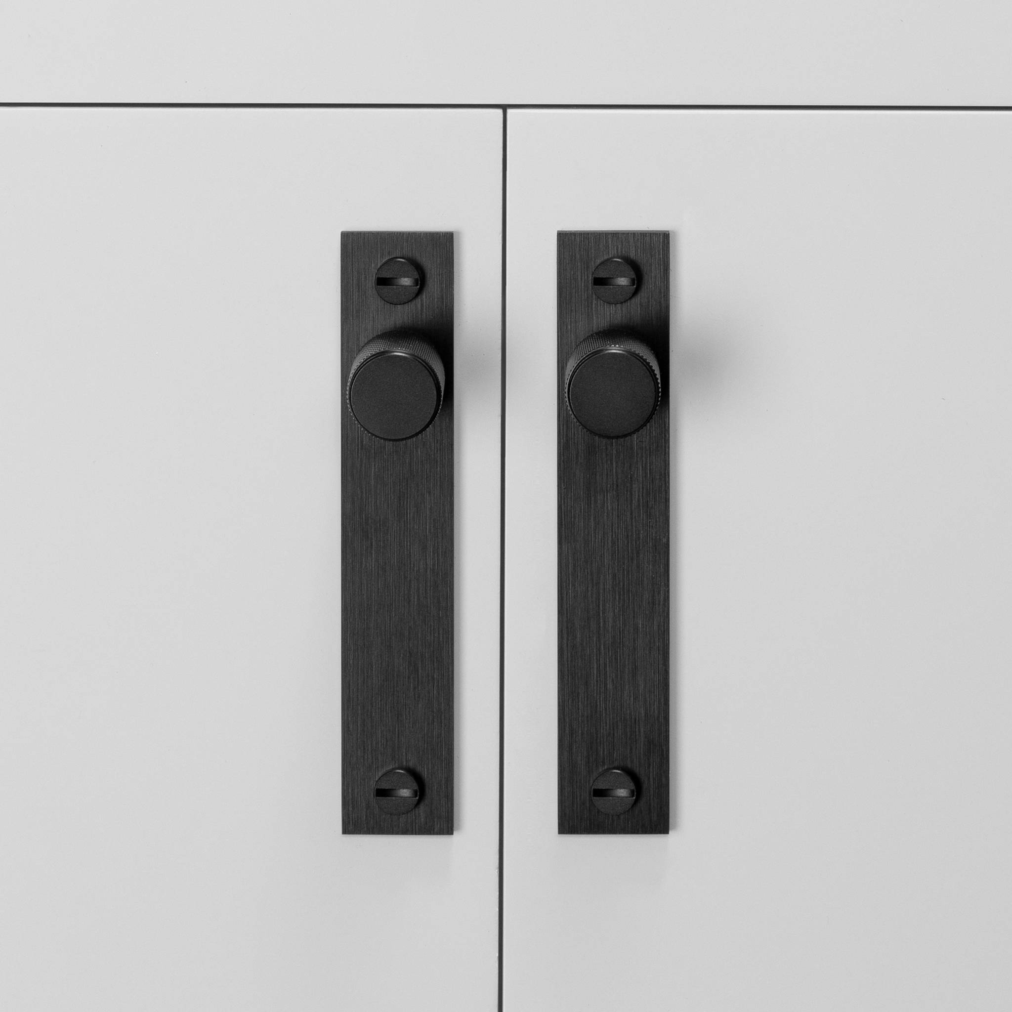 buster + punch cross | meubelknop op rozet | black