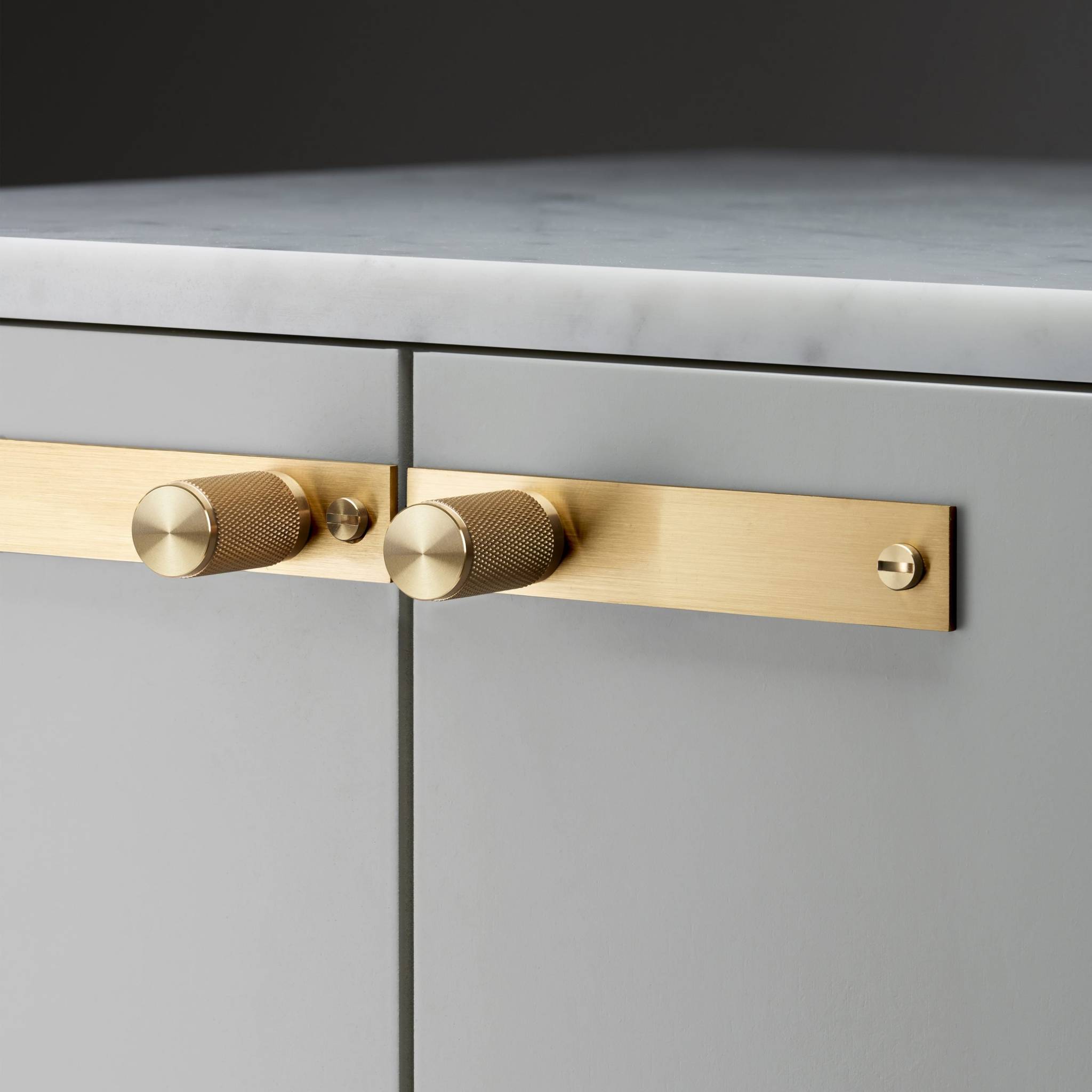 buster + punch cross | meubelknop op rozet | goud