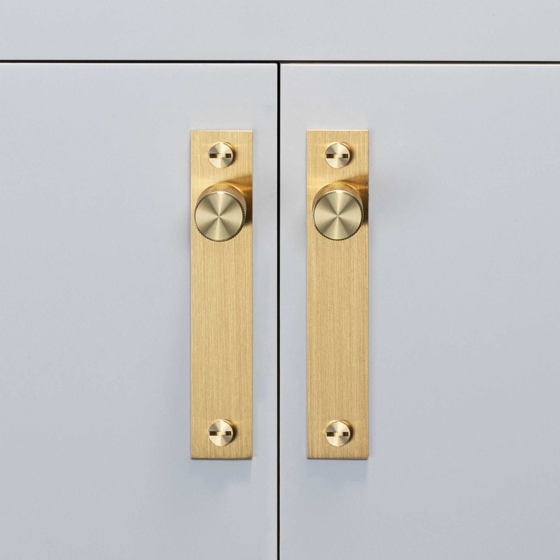 buster + punch cross | meubelknop op rozet | goud