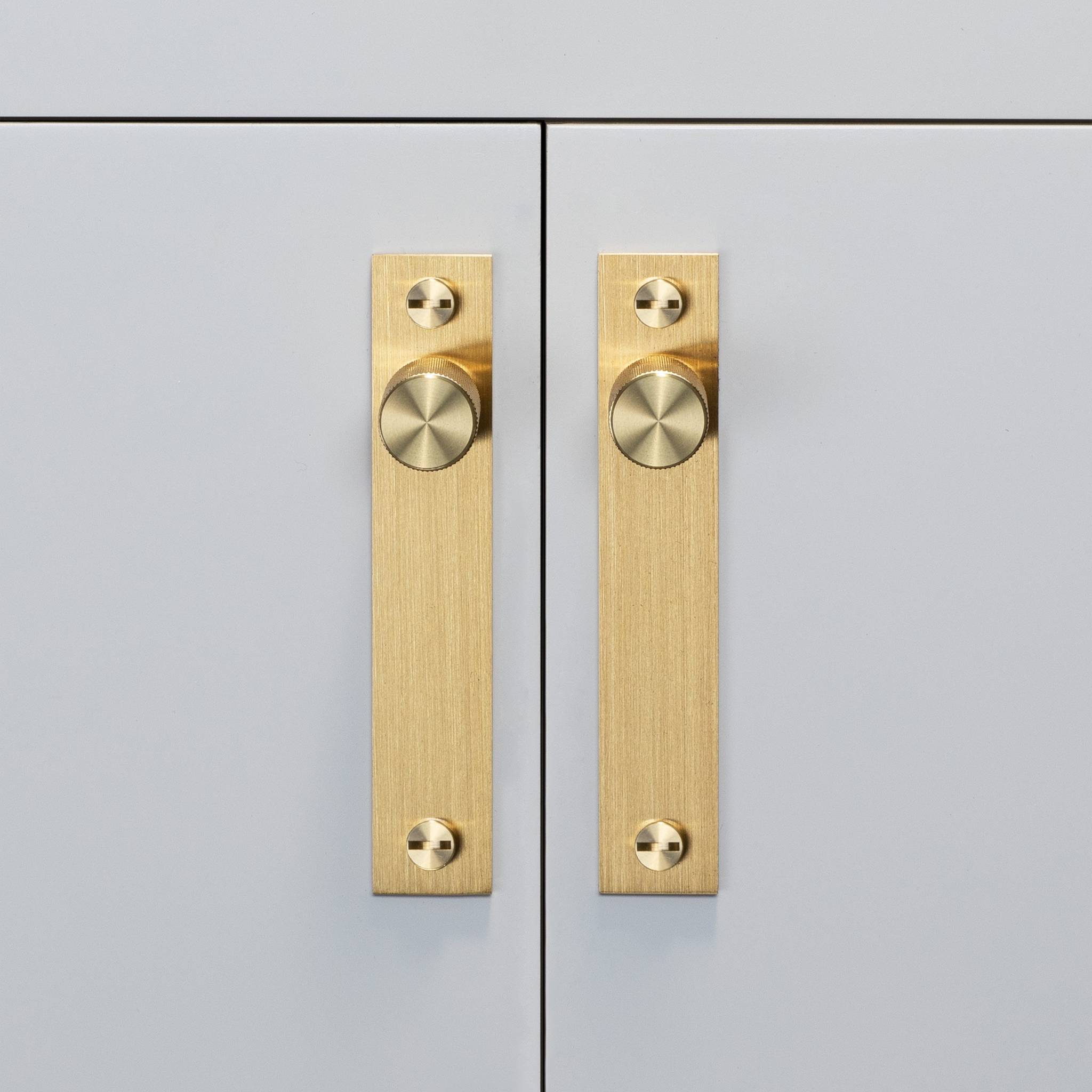 buster + punch cross | meubelknop op rozet | goud