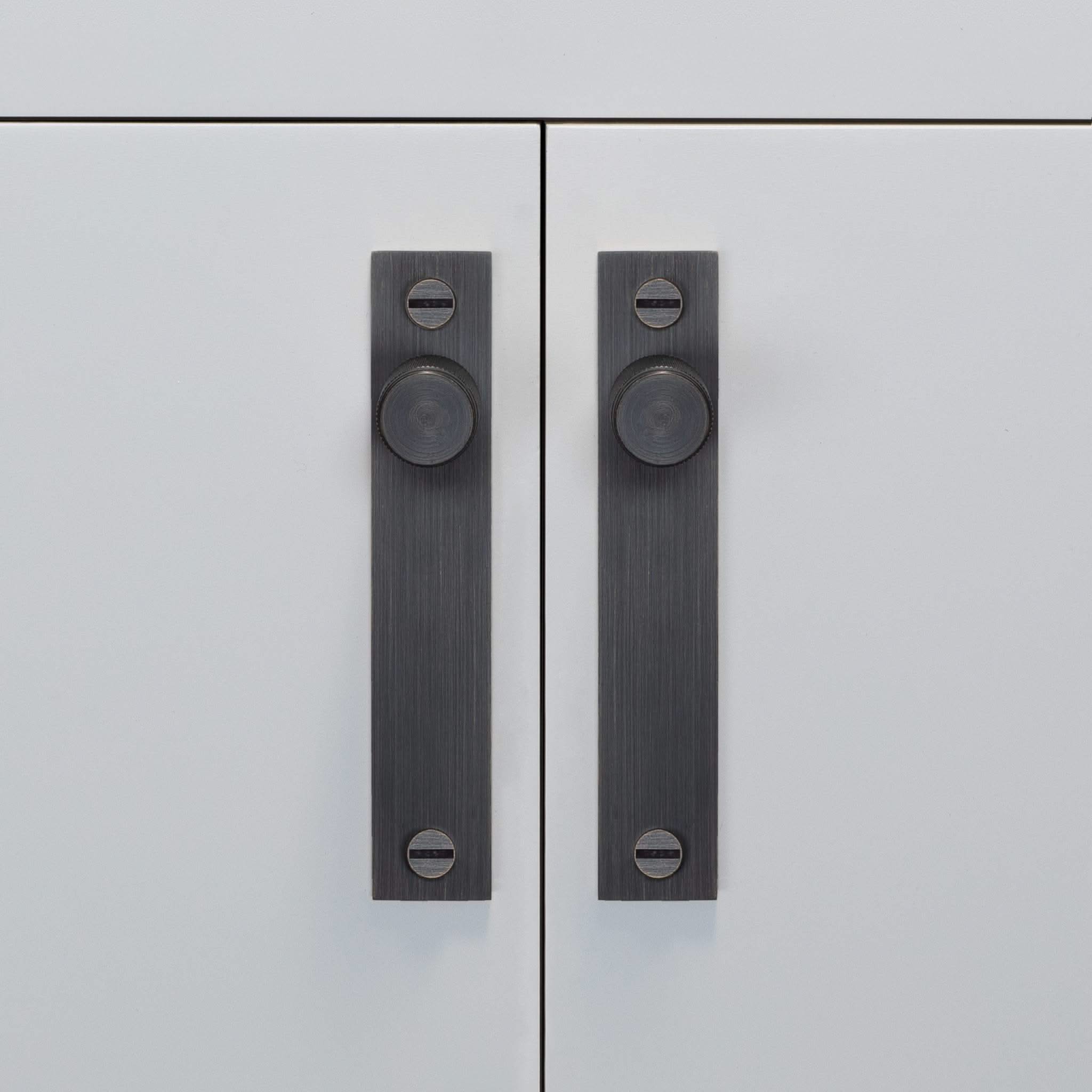 buster + punch cross | meubelknop op rozet | smoked bronze