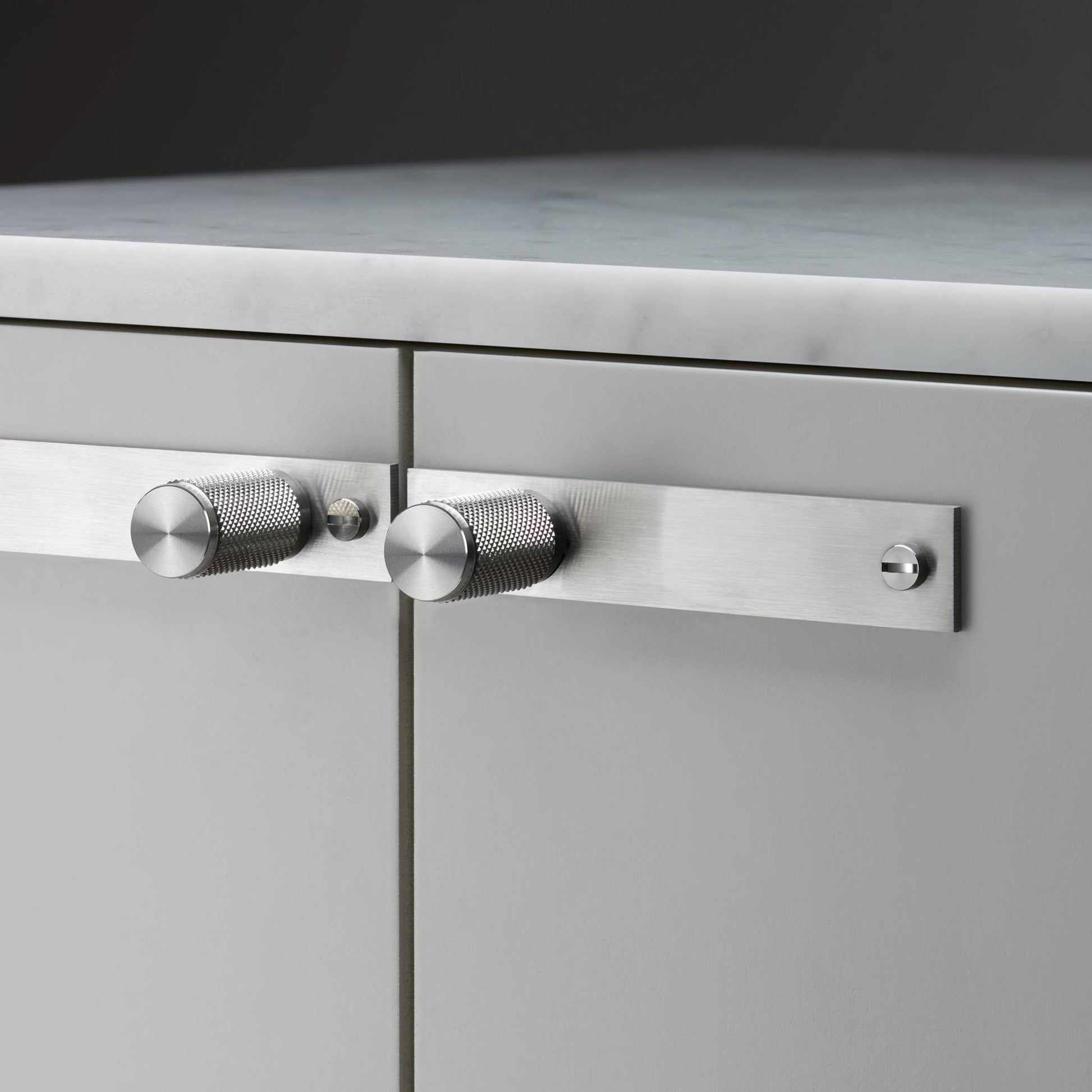 buster + punch cross | meubelknop op rozet | steel