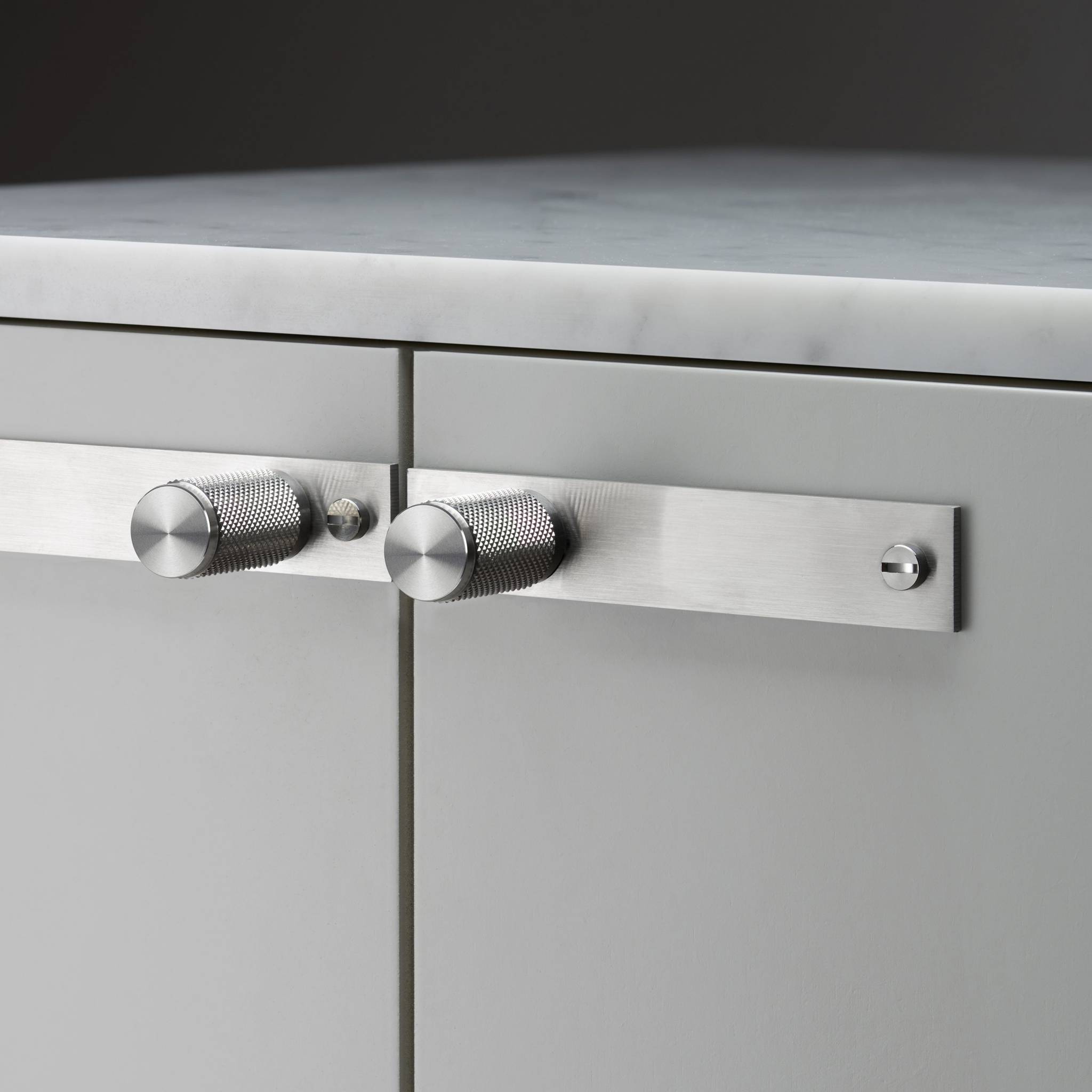 buster + punch cross | meubelknop op rozet | steel