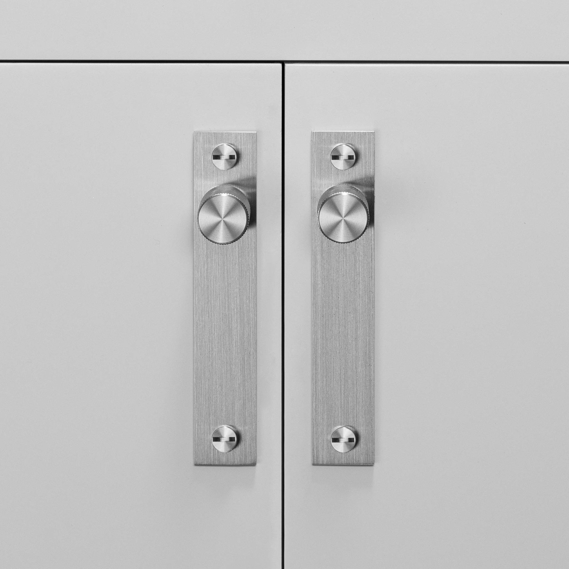 buster + punch cross | meubelknop op rozet | steel