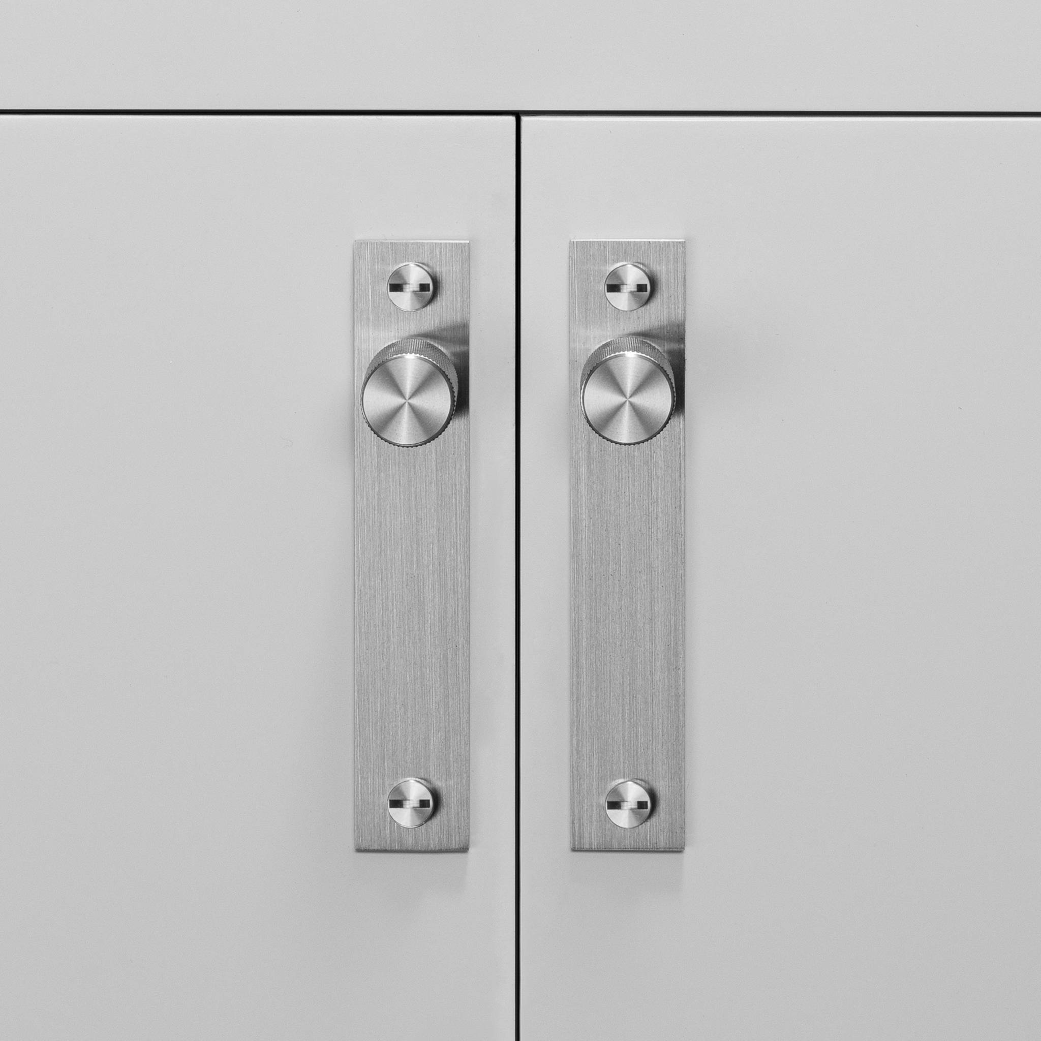 buster + punch cross | meubelknop op rozet | steel