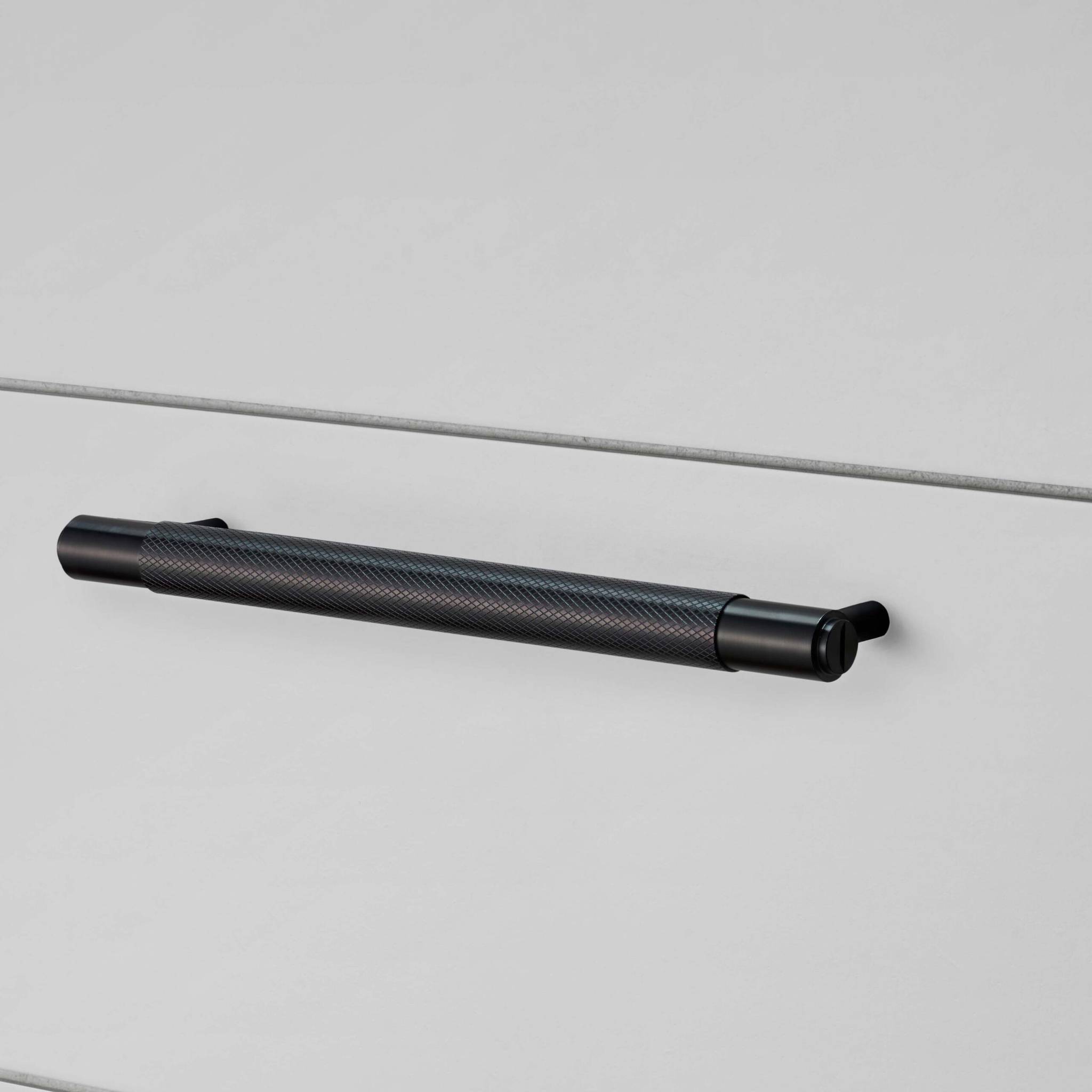 buster + punch cross | meubelgreep | black