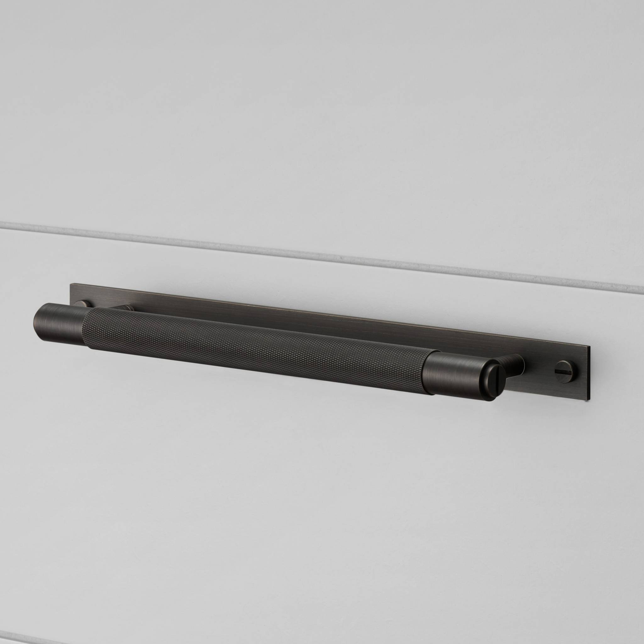 buster + punch cross | meubelgreep op rozet | smoked bronze