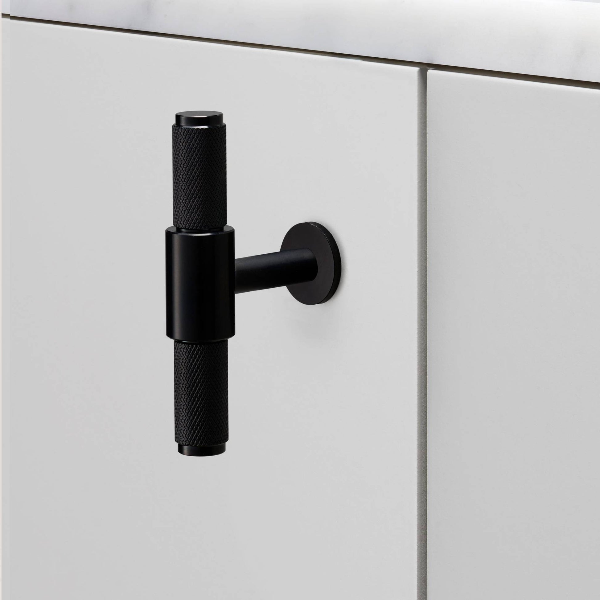 buster + punch cross | meubelgreep t-bar | black