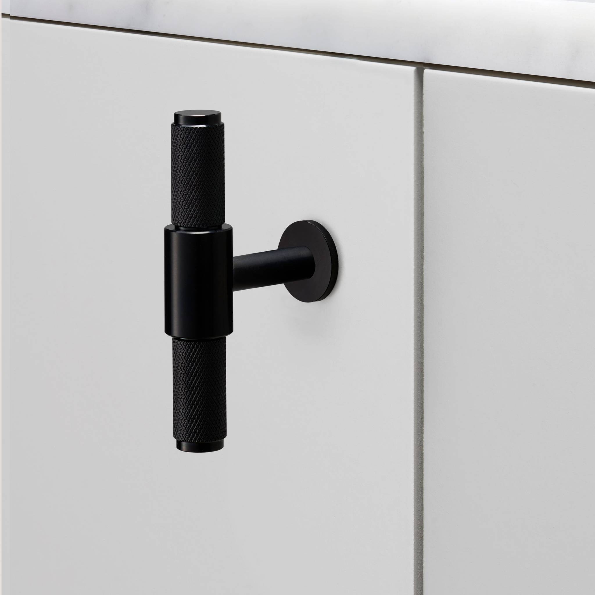 buster + punch cross | meubelgreep t-bar | black