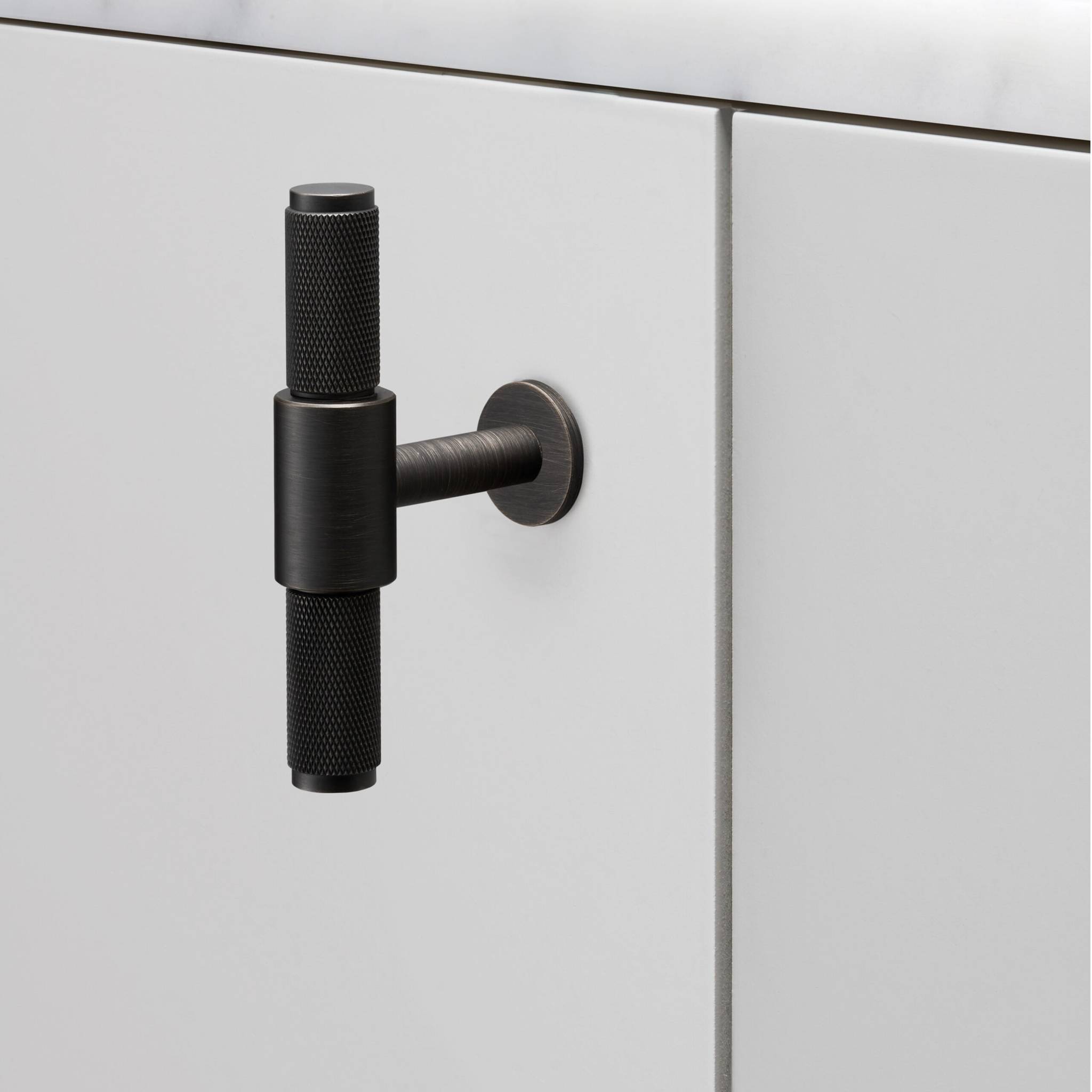 buster + punch cross | meubelgreep t-bar | smoked bronze