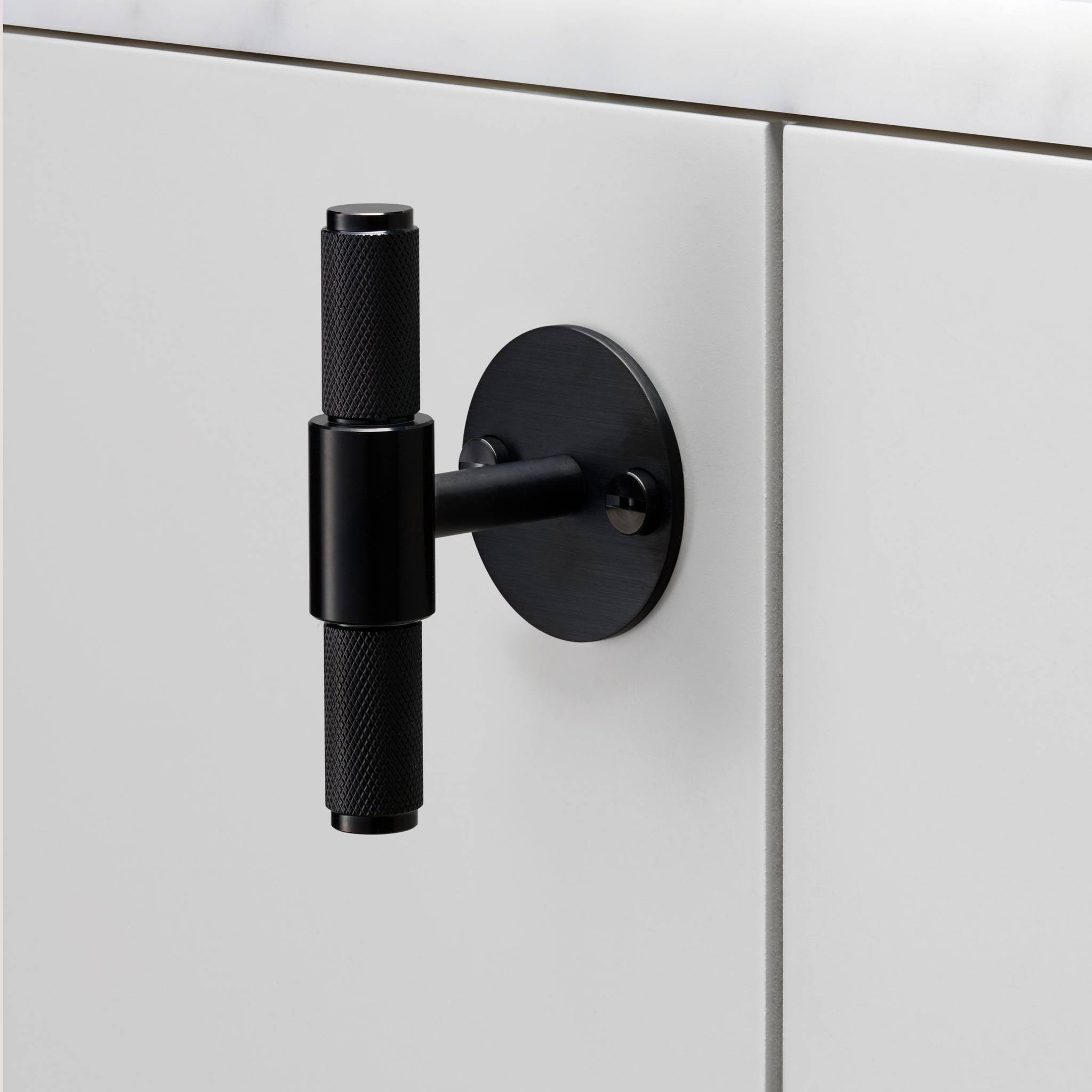 buster + punch cross | meubelgreep t-bar op rozet | black
