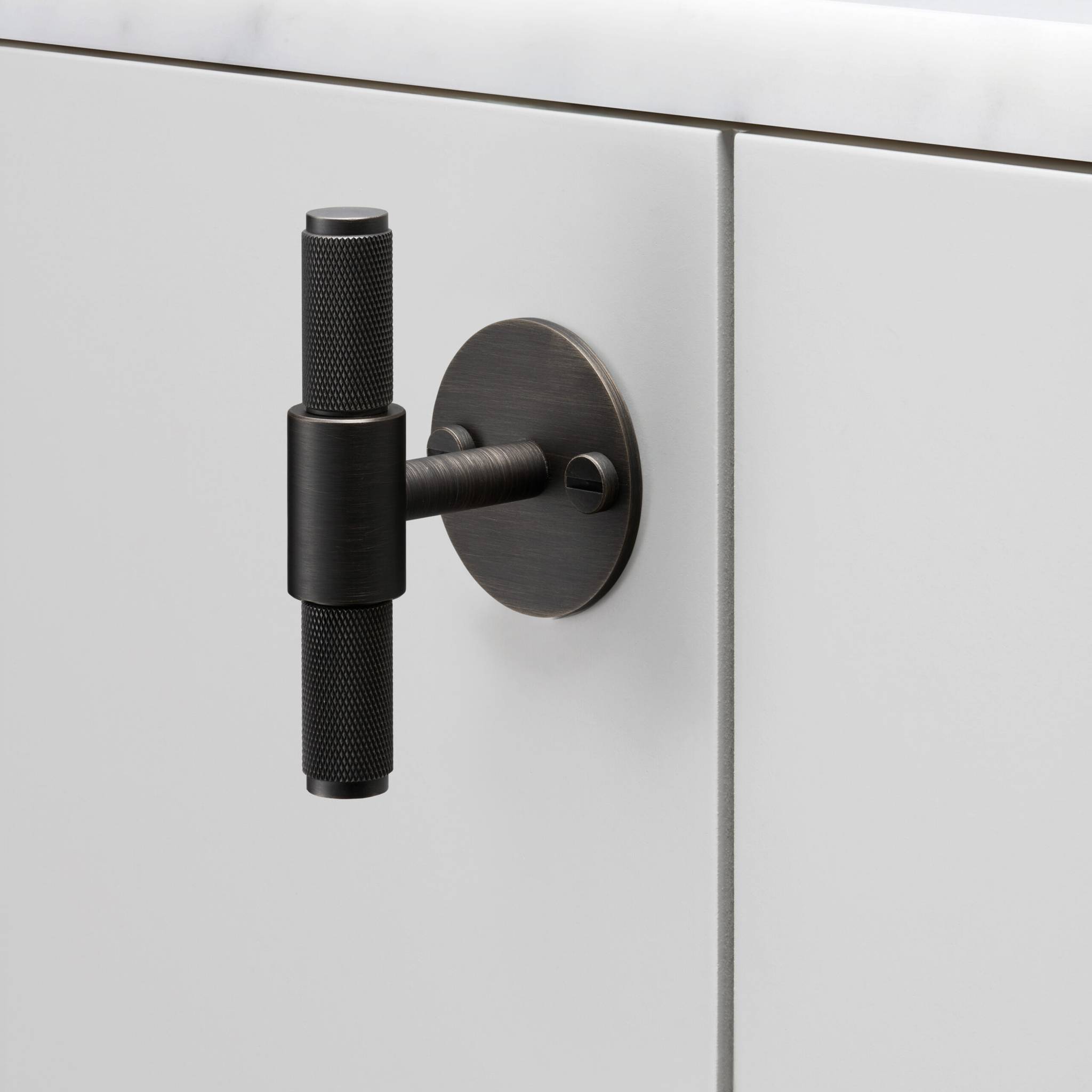 buster + punch cross | meubelgreep t-bar op rozet | smoked bronze