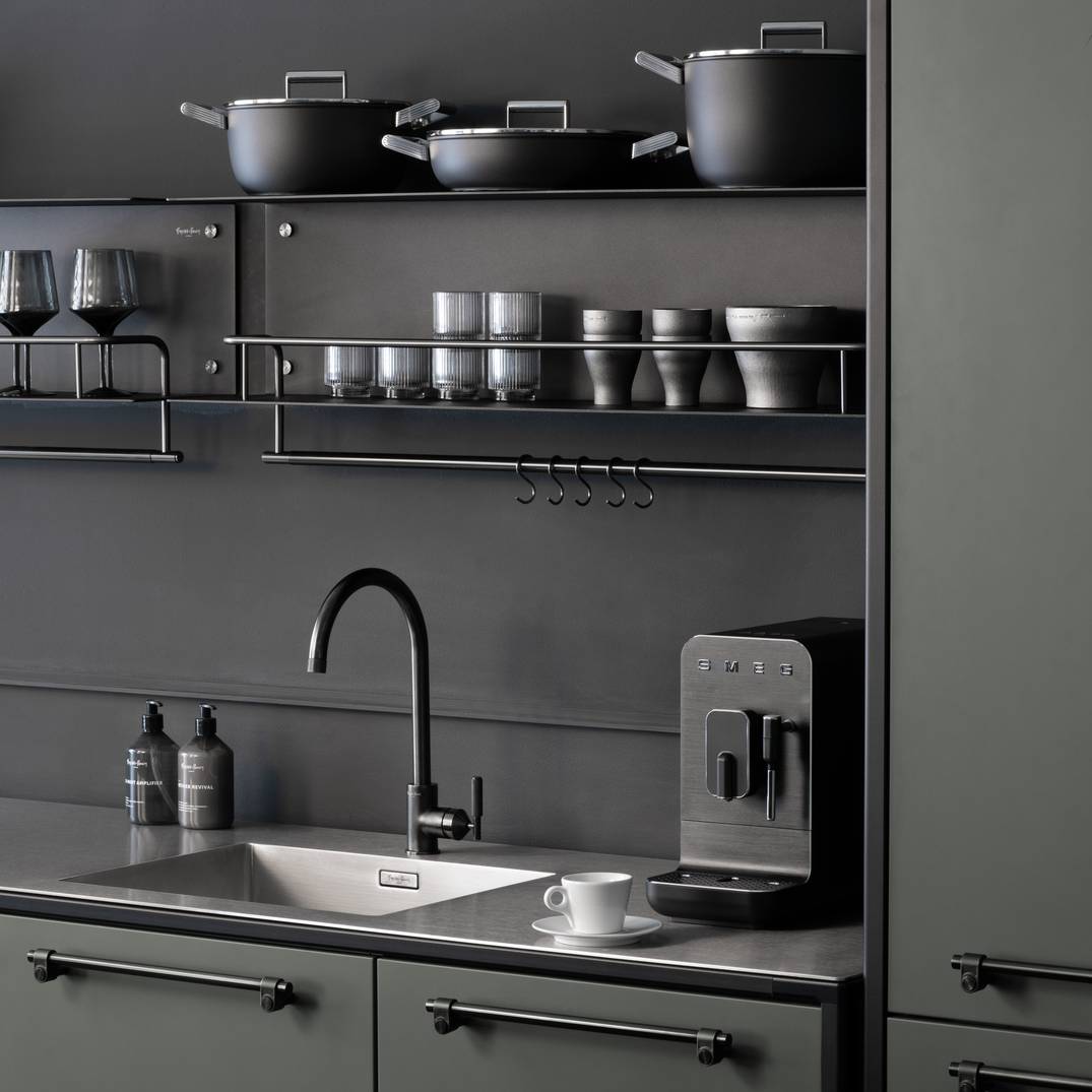 buster + punch | wandplank kitchen shelf hanger | zwart