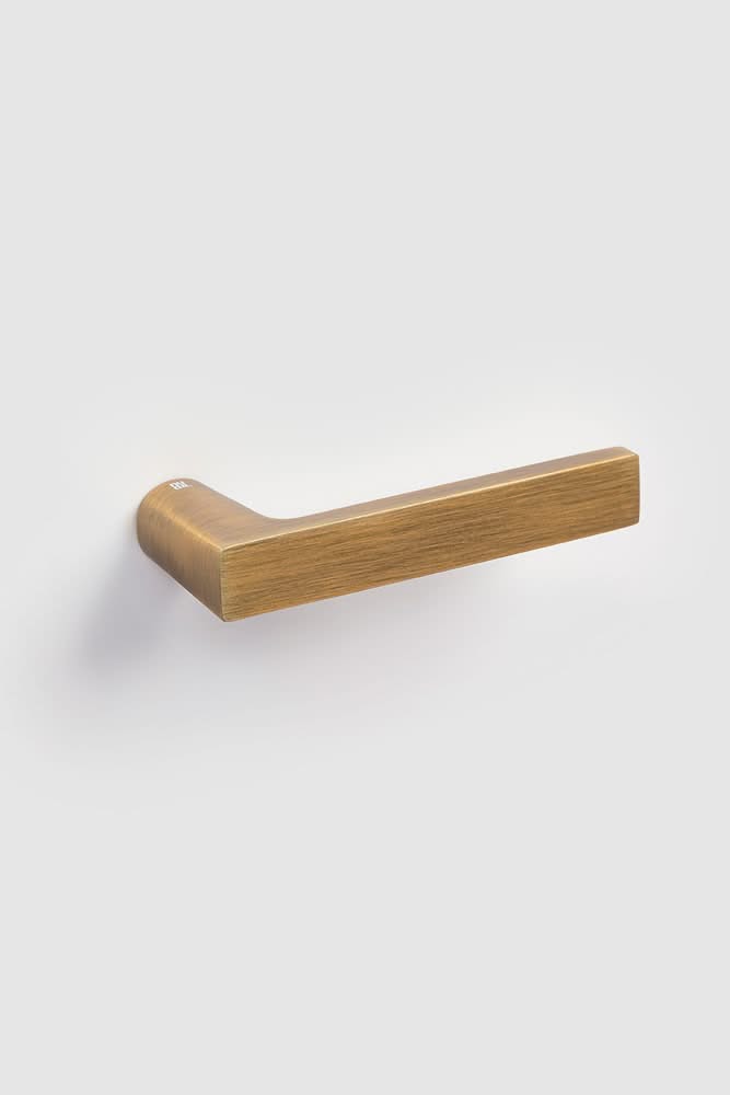 NUDA Baar deurkruk brushed goud – detailfoto van de afwerking