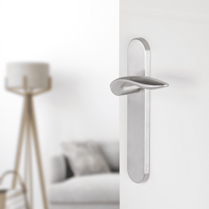Differnz | Groningen deurkruk | ovaal schild | sleutel 56 mm | mat chroom