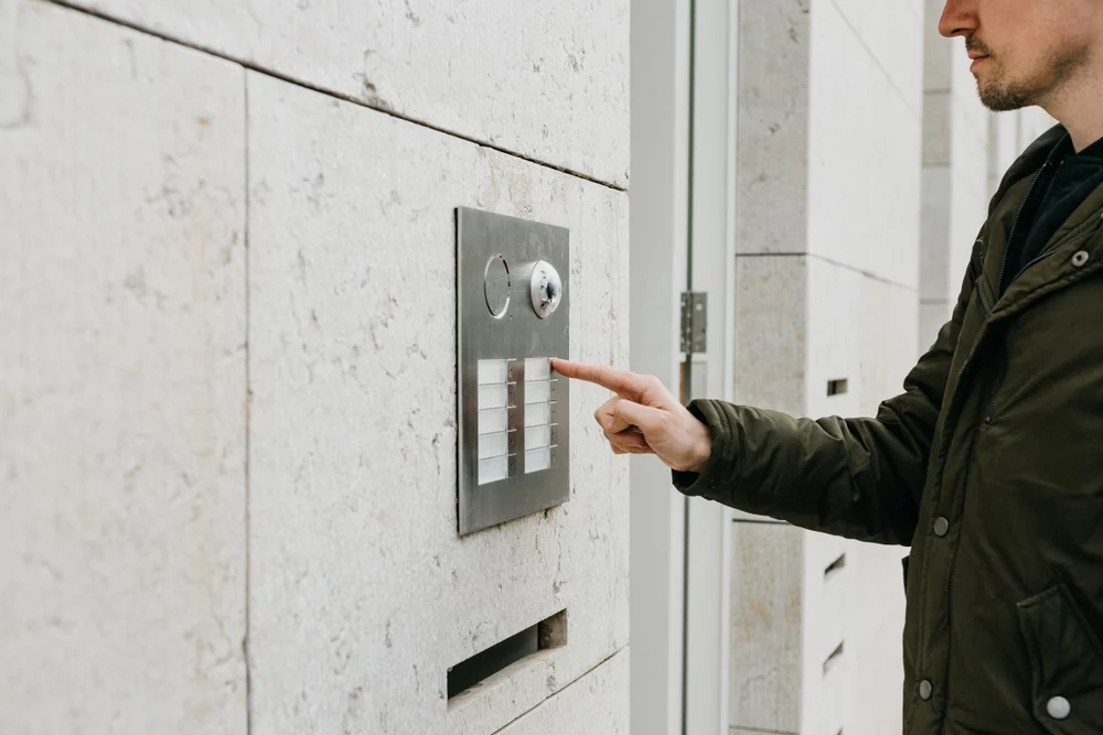 Installation of a wireless doorbell